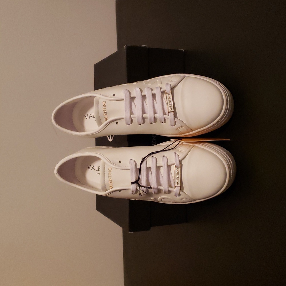 Valentino by Mario Valentino Dalia Embossed White- Women's 9 - Picture 2 of 6